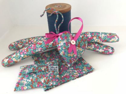 Set of hangers, heart, tissue holder and a hankies